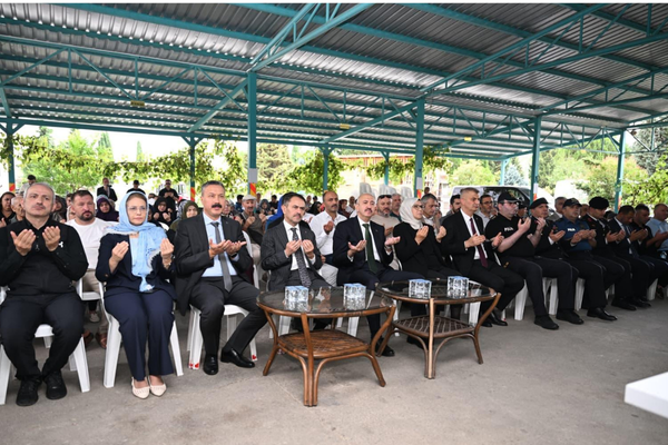 Cangir ve Aktaş'tan Deprem Şehitliği ziyareti Cangir ve Aktaş'tan Deprem Şehitliği ziyareti