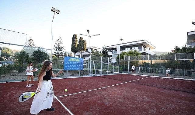 Çeşme'de spora yeni yatırım: 16 Eylül Kurtuluş Parkı'na padel kortu kazandırıldı
