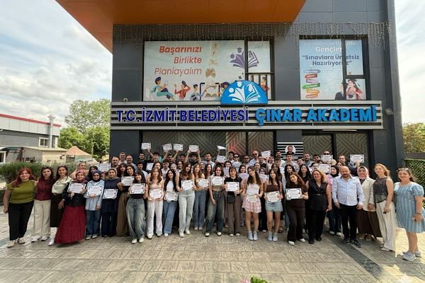 Çınar Akademi öğrencileri mezuniyet coşkusu yaşadı Çınar Akademi öğrencileri mezuniyet coşkusu yaşadı
