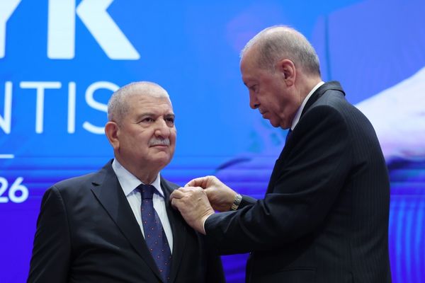 Cumhurbaşkanı Erdoğan, AK Parti’ye katılan Bursa Milletvekili Torun’a rozetini taktı
