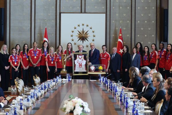 Cumhurbaşkanı Erdoğan, şampiyon milli voleybolcuları kabul etti Cumhurbaşkanı Erdoğan, şampiyon milli voleybolcuları kabul etti