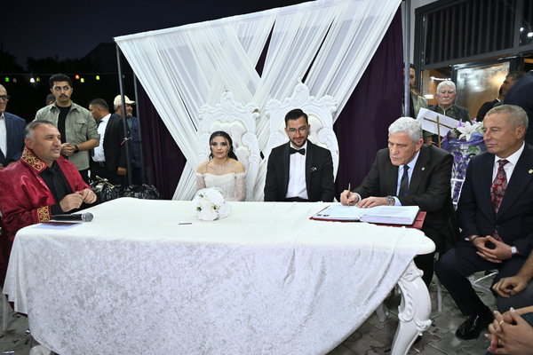 Dervişoğlu, Çay Belediye Başkanı Kantartopu'nun oğlunun nikah şahidi oldu Dervişoğlu, Çay Belediye Başkanı Kantartopu'nun oğlunun nikah şahidi oldu
