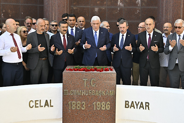 Dervişoğlu’ndan Celal Bayar’ın kabrine ziyaret Dervişoğlu’ndan Celal Bayar’ın kabrine ziyaret