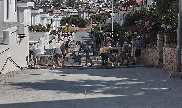 Didim Belediyesi Akbük'te parka taşı döşeme çalışmalarını sürdürüyor