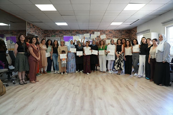 Diyarbakır'da mesleki eğitimleri tamamlayan 50 kadına katılım belgesi verildi
Diyarbakır'da mesleki eğitimleri tamamlayan 50 kadına katılım belgesi verildi