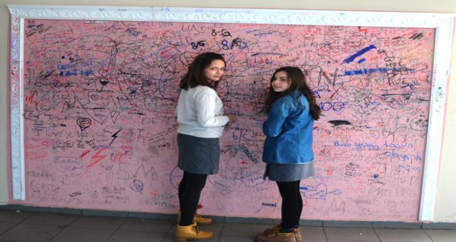 "Düşünceni Dök Duvarı" Öğrencilerin Dert Ortağı Oldu