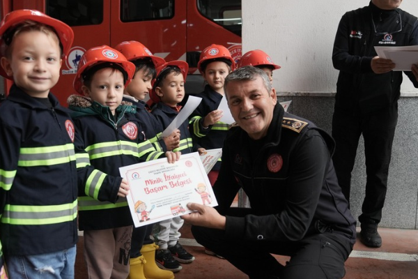Düzce İtfaiyesi anaokulu öğrencilerini ağırladı Düzce İtfaiyesi anaokulu öğrencilerini ağırladı