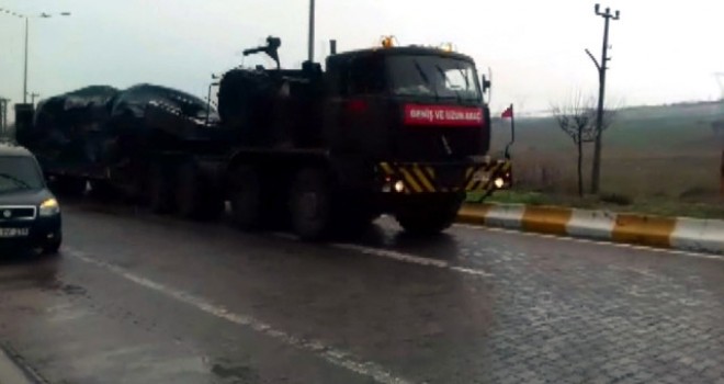 Sınıra Askeri Araç Sevkiyatı Sürüyor