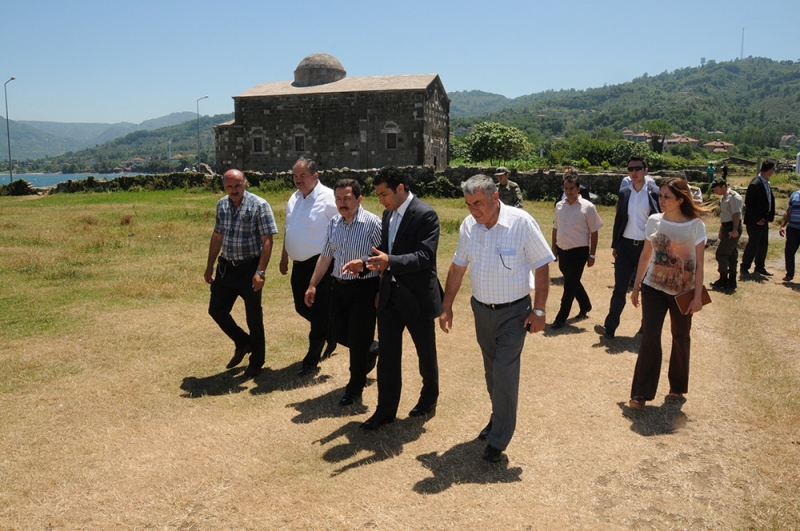 Vali, Yasonda İncelemelerde Bulundu
