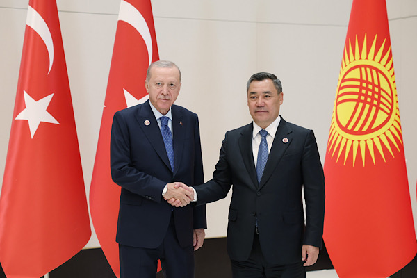 Erdoğan, Kırgızistan Cumhurbaşkanı Caparov ile görüştü Erdoğan, Kırgızistan Cumhurbaşkanı Caparov ile görüştü