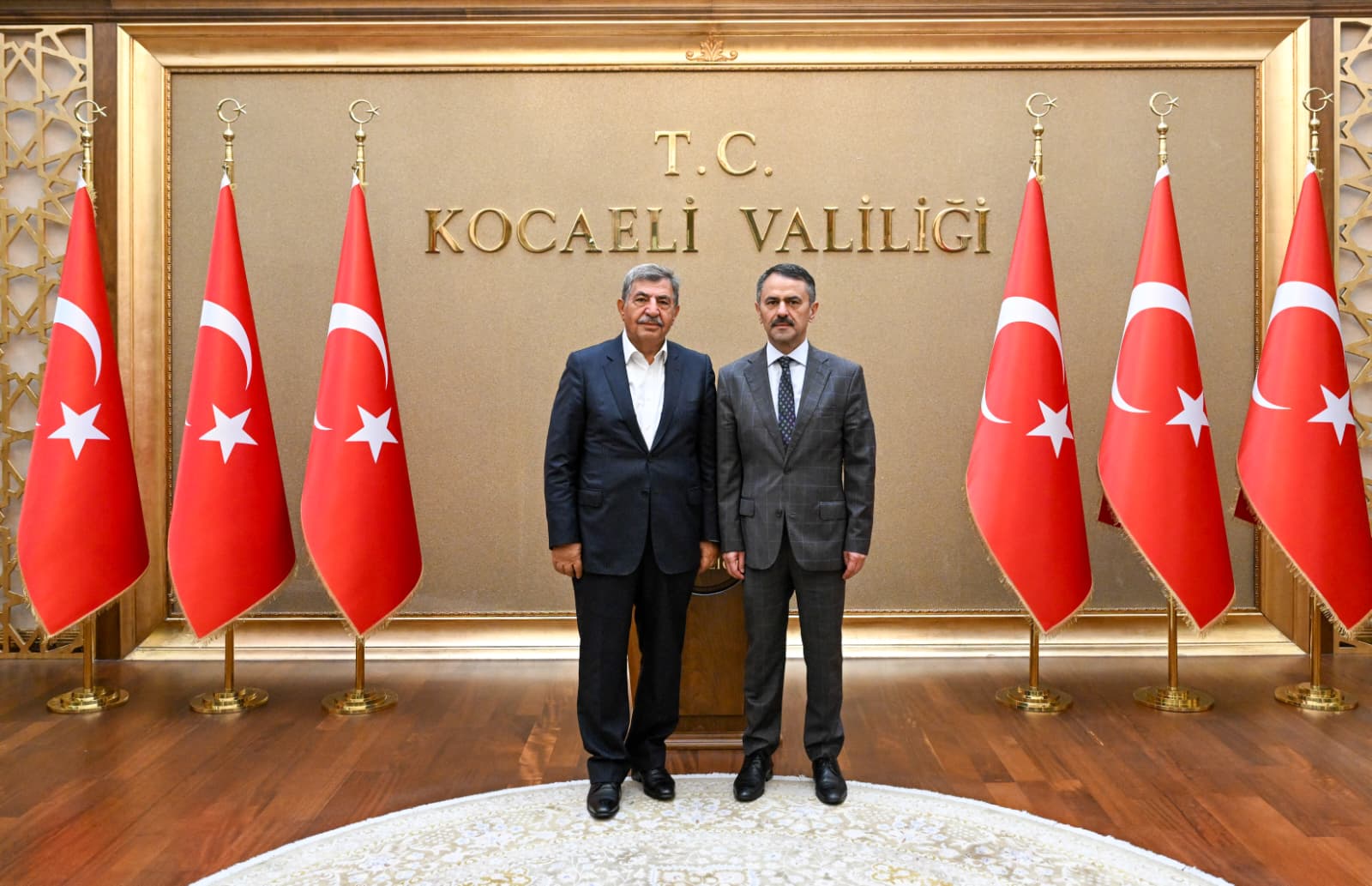 Eski Bakan Güllüce’den Kocaeli Valisi Aktaş’a ziyaret Eski Bakan Güllüce’den Kocaeli Valisi Aktaş’a ziyaret