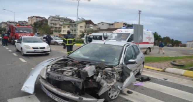 Fatsa'da Öğrenci Servisi ile Otomobil Çarpıştı: 4 Yaralı
