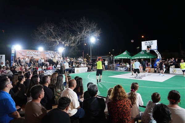Giresun'da Geleneksel Sokak Basketbolu Turnuvası'nda veteranlar gösteri maçı oynandı