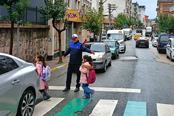 Giresun'da zabıta ekipleri öğrencilerin güvenli ulaşımına destek oluyor