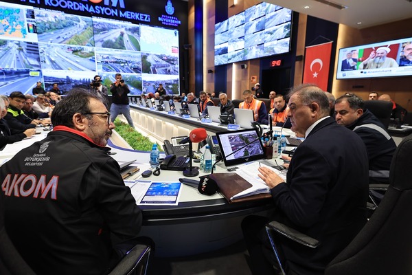 İBB Başkanvekili Aslan, selden etkilenen Ayazağa’da incelemelerde bulundu
