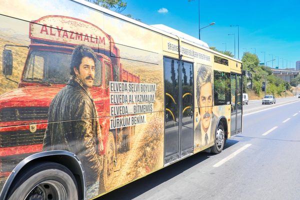 İETT'den Kadir İnanır anısına özel tasarlanan saygı otobüsü İETT'den Kadir İnanır anısına özel tasarlanan saygı otobüsü