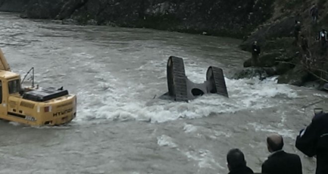 İş Makinesi Uçurumdan Yuvarlandı