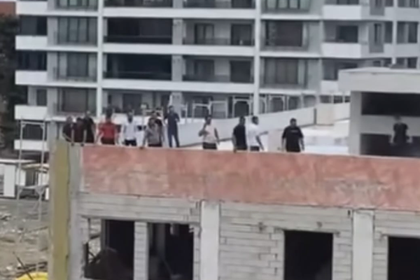 İskenderun’da maaşlarını alamayan işçiler çatıya çıktı İskenderun’da maaşlarını alamayan işçiler çatıya çıktı