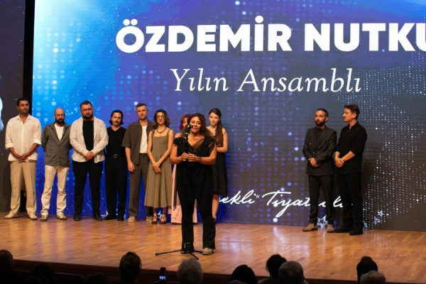 İzBBŞT, Özdemir Nutku Tiyatro Ödülleri’nde dört ödül aldı İzBBŞT, Özdemir Nutku Tiyatro Ödülleri’nde dört ödül aldı
