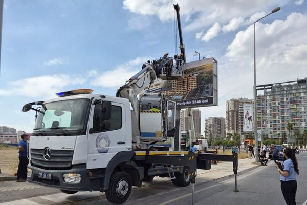 İzmir Büyükşehir Belediyesi'nden Karşıyaka'daki reklam ünitelerine ilişkin açıklama