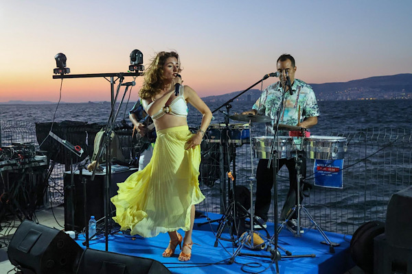 İzmir Marina konserleri Latin ritimleriyle başladı İzmir Marina konserleri Latin ritimleriyle başladı