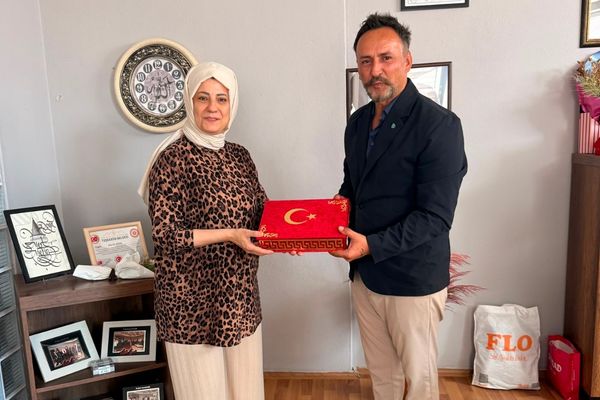 İzmit Belediyesi'nden muhtarlara doğum günü ziyareti İzmit Belediyesi'nden muhtarlara doğum günü ziyareti