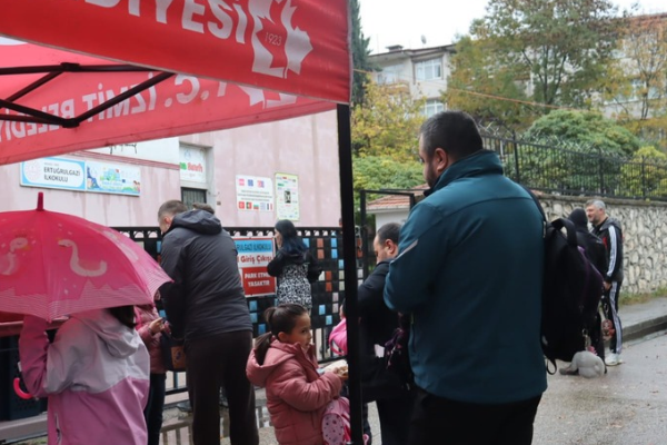 İzmit Belediyesinin Beslenme Saati uygulaması yağışa rağmen sürdü İzmit Belediyesinin Beslenme Saati uygulaması yağışa rağmen sürdü