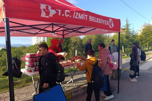 İzmit’te Beslenme Saati Projesi sürüyor İzmit’te Beslenme Saati Projesi sürüyor