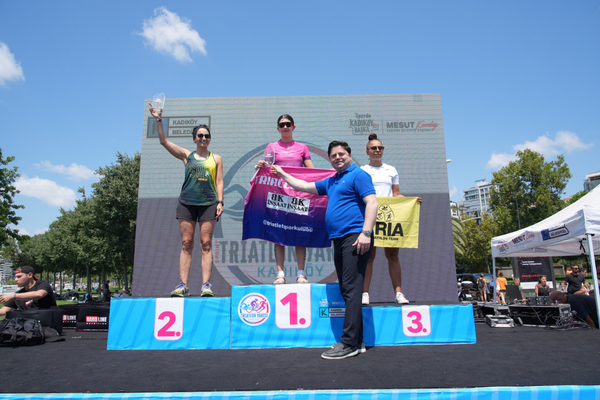 Kadıköy'de sprint triatlon heyecanı: Yaklaşık 500 sporcu yarıştı