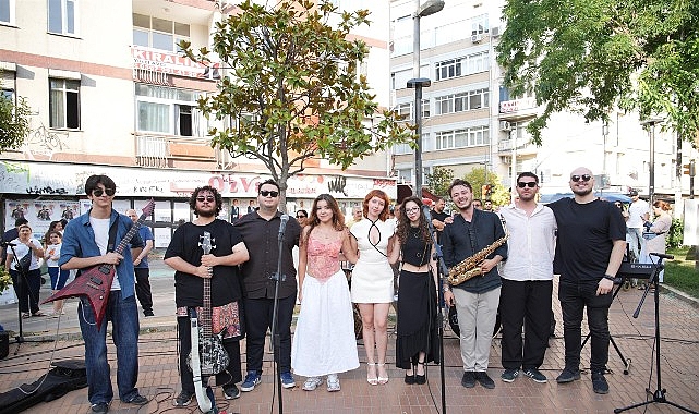 Kadıköy'ün Sokakları Gençlerin Müziğiyle Şenleniyor