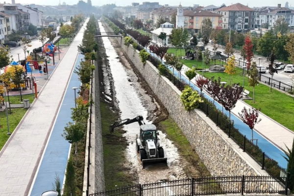 Kanal İnegöl'de temizlik çalışması başlatıldı Kanal İnegöl'de temizlik çalışması başlatıldı