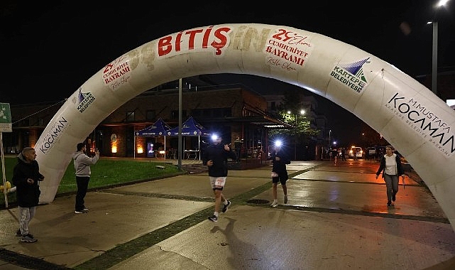 Kartepe'de Cumhuriyet Coşkusu Gece Koşusuyla Zirveye Taşındı