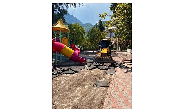 Kemer'de yeşil alanlarda bakım çalışmaları 