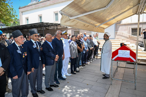 Kocaeli Valisi Aktaş, Kıbrıs Gazisi Hasan Ahtan Erencan'ın cenaze törenine katıldı Kocaeli Valisi Aktaş, Kıbrıs Gazisi Hasan Ahtan Erencan'ın cenaze törenine katıldı