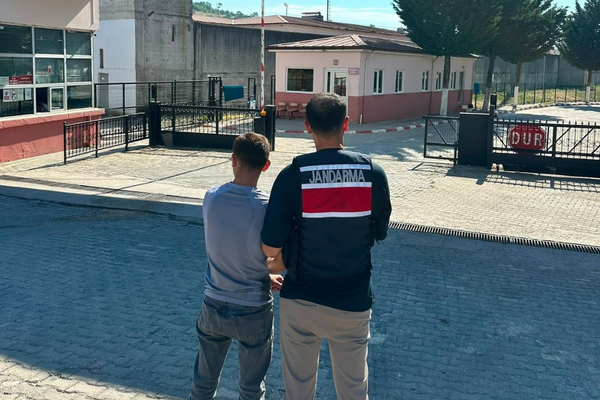 Kocaeli'de hakkında 14 yıl 9 ay hapis cezası bulunan şahıs yakalandı Kocaeli'de hakkında 14 yıl 9 ay hapis cezası bulunan şahıs yakalandı