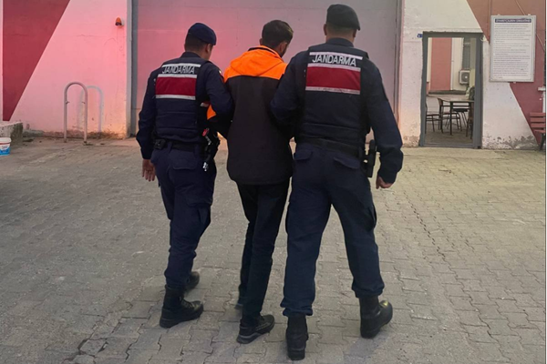 Kocaeli’de uyuşturucu suçundan aranan şahıs yakalandı Kocaeli’de uyuşturucu suçundan aranan şahıs yakalandı