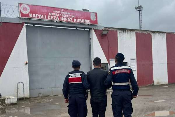 Kocaeli’de uyuşturucu ticaretinden 12 yıl 6 ay hapis cezasıyla aranan kişi yakalandı Kocaeli’de uyuşturucu ticaretinden 12 yıl 6 ay hapis cezasıyla aranan kişi yakalandı
