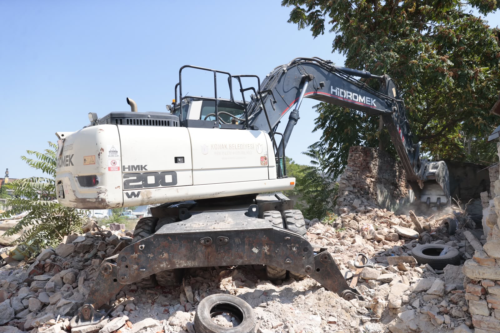 Konak Belediyesi metruk yapıların yıkımını sürdürüyor