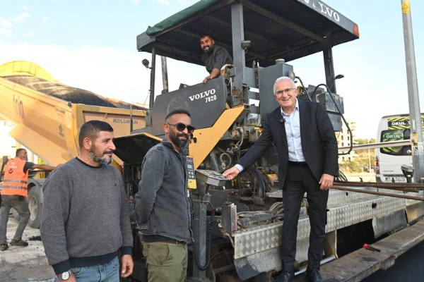 Kumluca'da 600 metrelik asfalt çalışması yapılıyor Kumluca'da 600 metrelik asfalt çalışması yapılıyor