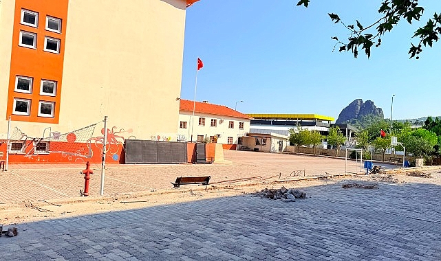 Kuzdere Hacı Mehmet Saygın Ortaokulu bahçesinde düzenleme çalışmaları