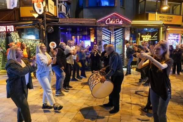 Maltepe’de Cumhuriyet’in 103’üncü yılı mübadil davuluyla kutlandı Maltepe’de Cumhuriyet’in 103’üncü yılı mübadil davuluyla kutlandı