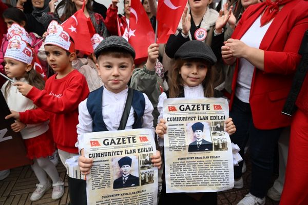 Manisa’da çocuklar Cumhuriyet coşkusunu tarihi gazete ve marşlarla yaşattı
