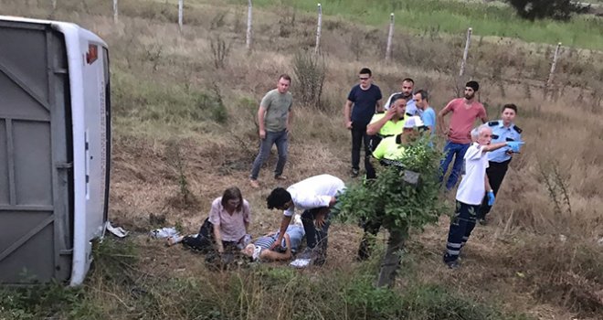 Minibüs Tırla Çarpıştı: 30 Yaralı