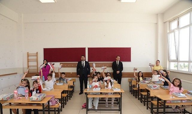 Miniklere Başkan Çırpanoğlu'ndan Eğitim Desteği ve Hediye Sürprizi