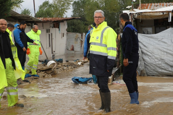 Mudanya’da sağanak sonrası taşkınlara müdahale edildi
