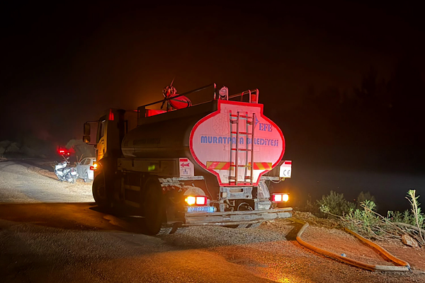 Muratpaşa'dan Aksu’daki orman yangınına ekip ve araç desteği sağlandı Muratpaşa'dan Aksu’daki orman yangınına ekip ve araç desteği sağlandı