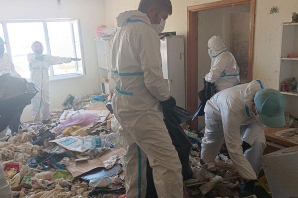 Nilüfer’de çöp evden 28 ton atık çıkarıldı Nilüfer’de çöp evden 28 ton atık çıkarıldı