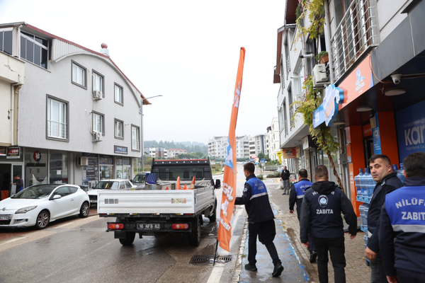 Nilüfer’de kaldırım ve yolları işgal eden tabelalar toplandı