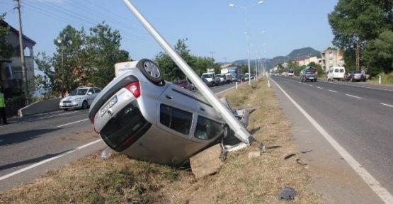 Otomobil Elektrik Direğine Çarptı