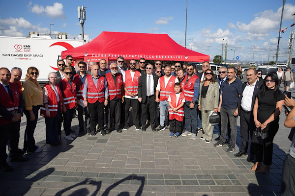 Özdağ, İstanbul Fatih’te Zafer Partisi standını ziyaret etti Özdağ, İstanbul Fatih’te Zafer Partisi standını ziyaret etti